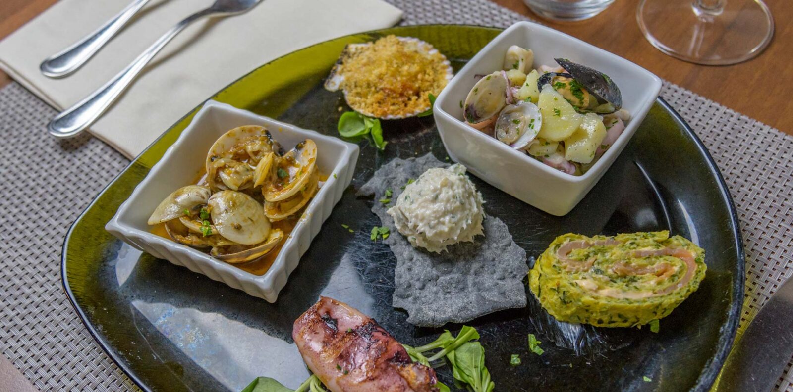 gli antipasti di pesce dell'osteria del pozzo a Oneda