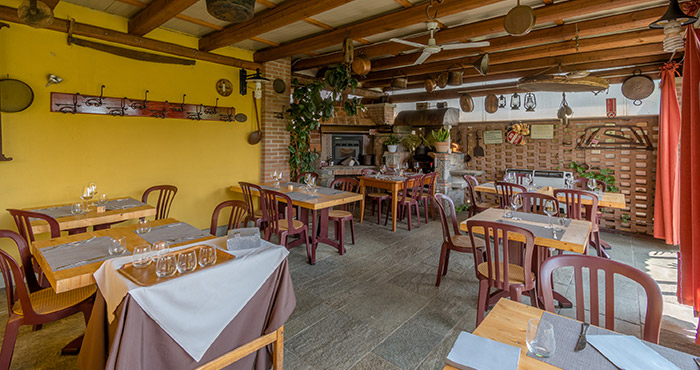 Le sale e gli spazi esterni dell'osteria del pozzo, oneda - Sesto Calende