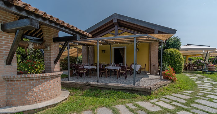 Le sale e gli spazi esterni dell'osteria del pozzo, oneda - Sesto Calende